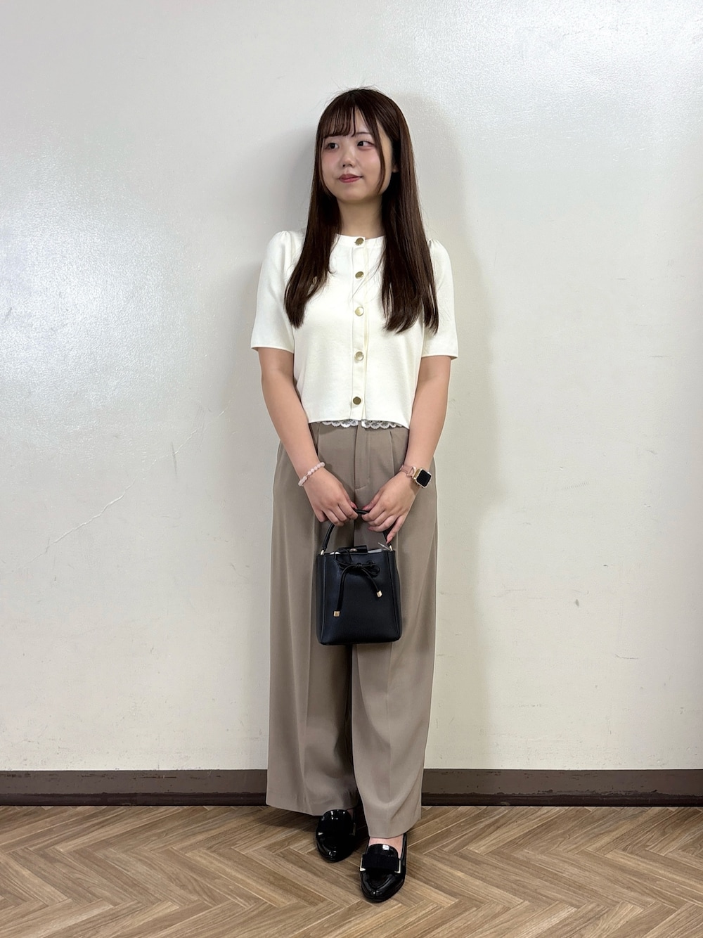 ホワイト系のキャミソール、ホワイト系のカーディガン/ボレロ、ベージュ系のその他パンツを着用したレディースの夏コーディネートの1枚目の写真