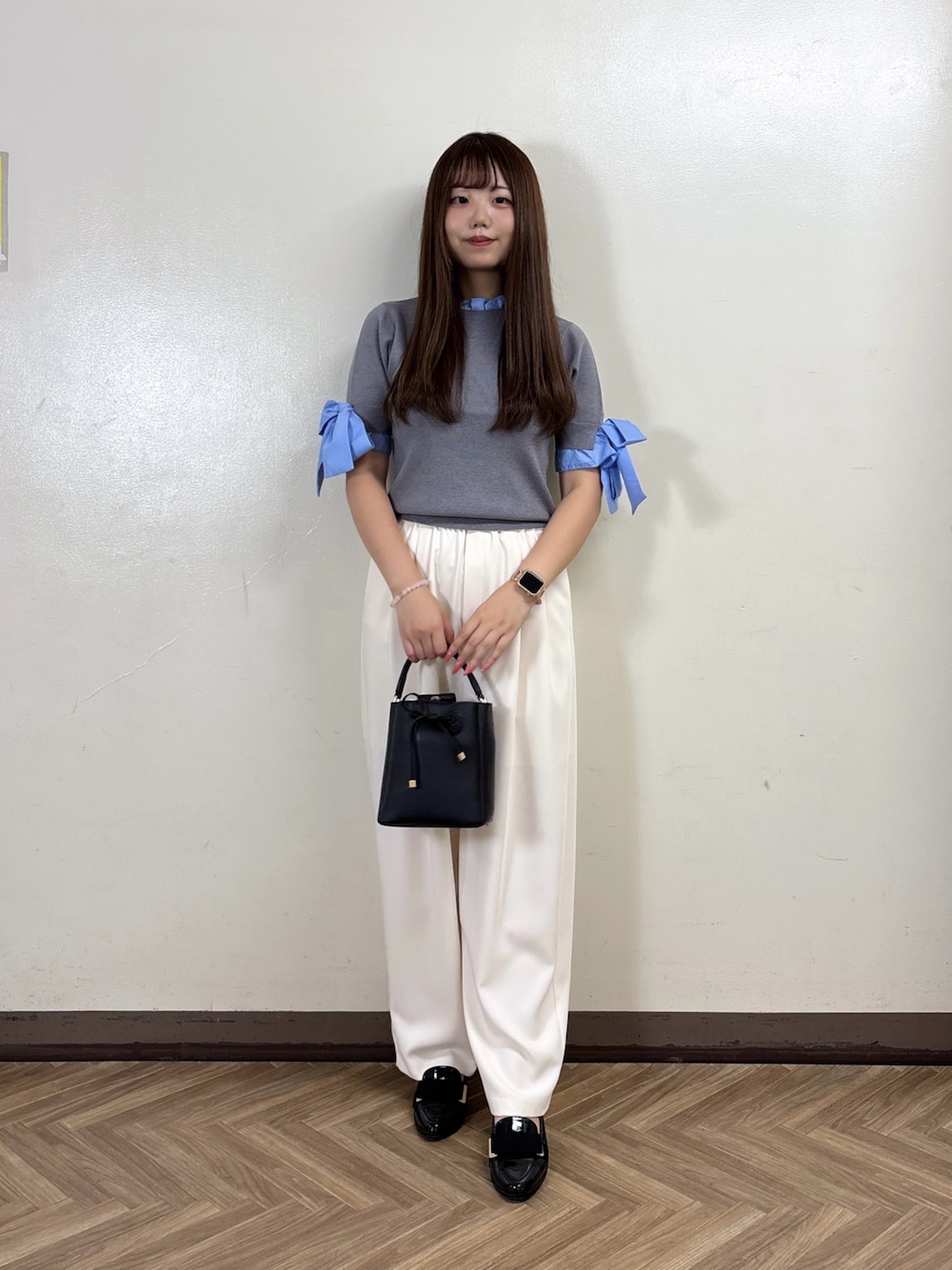 ホワイト系のその他パンツ、グレー系のニット/セーターを着用したレディースの夏コーディネートの1枚目の写真