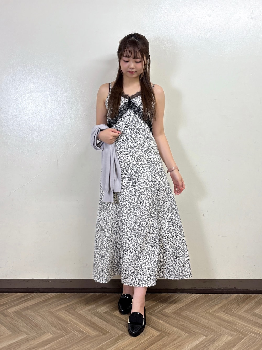 ホワイト系のワンピース、グレー系のカーディガン/ボレロを着用したレディースの夏コーディネートの1枚目の写真