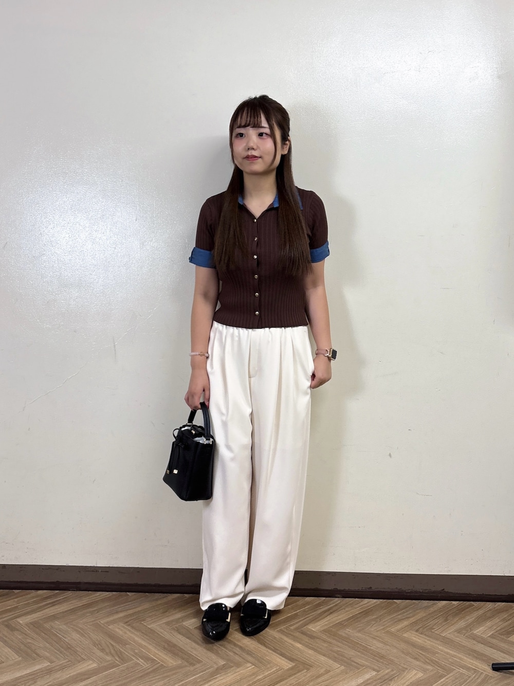 ホワイト系のその他パンツ、ブラウン系のニット/セーターを着用したレディースの夏コーディネートの1枚目の写真