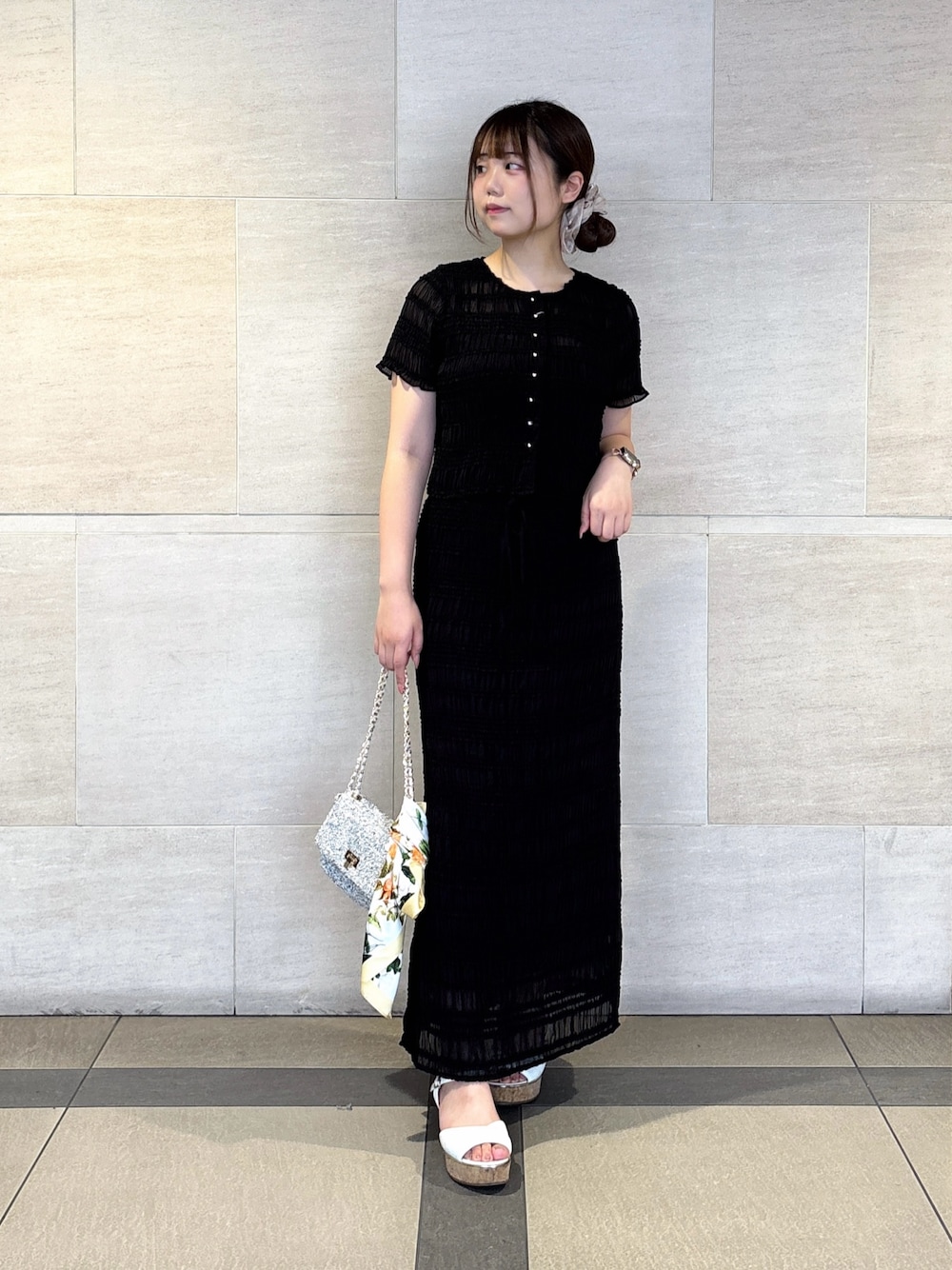 ブラック系のシャツ/ブラウス、ブラック系のスカートを着用したレディースの夏コーディネートの1枚目の写真