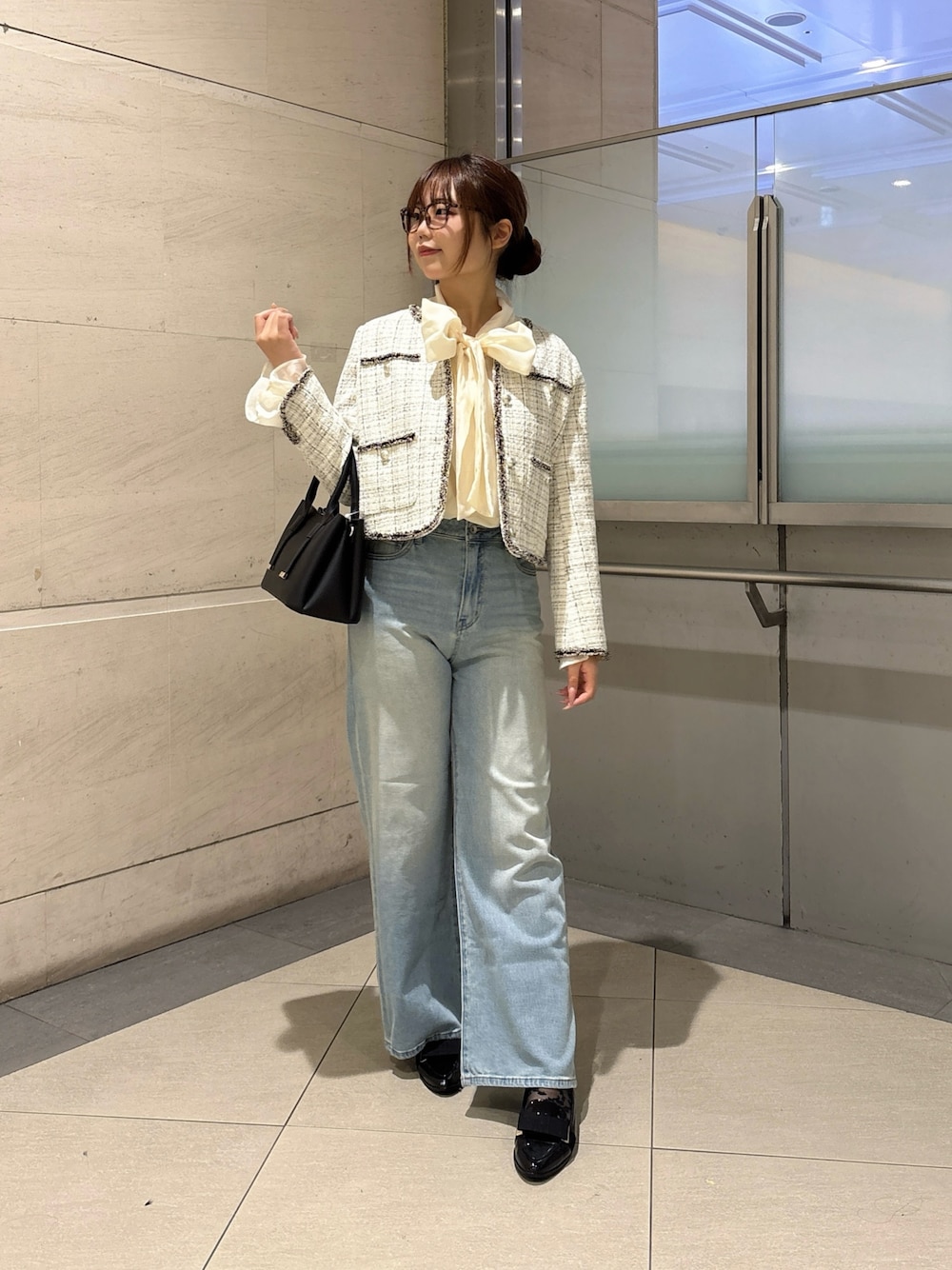ホワイト系のシャツ/ブラウス、ホワイト系のノーカラージャケット、ブルー系のデニムパンツを着用したレディースの秋コーディネートの1枚目の写真