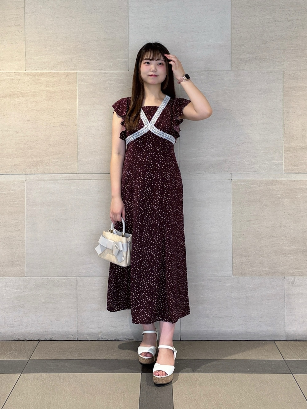 ブラウン系のワンピースを着用したレディースの夏コーディネートの1枚目の写真