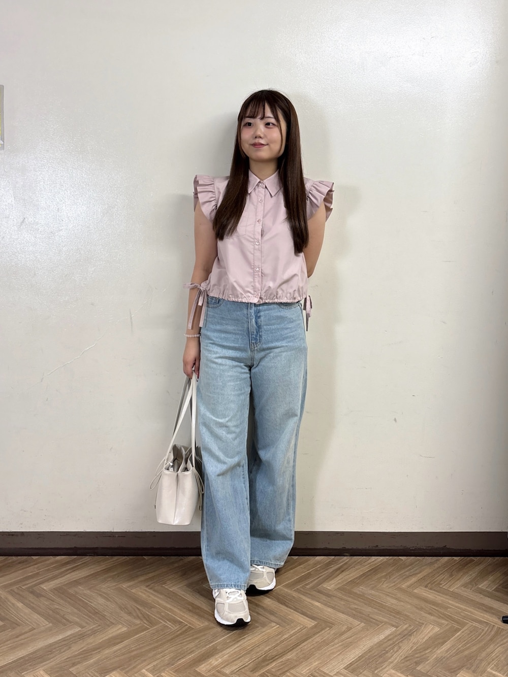 ブルー系のその他パンツ、ピンク系のシャツ/ブラウスを着用したレディースの夏コーディネートの1枚目の写真