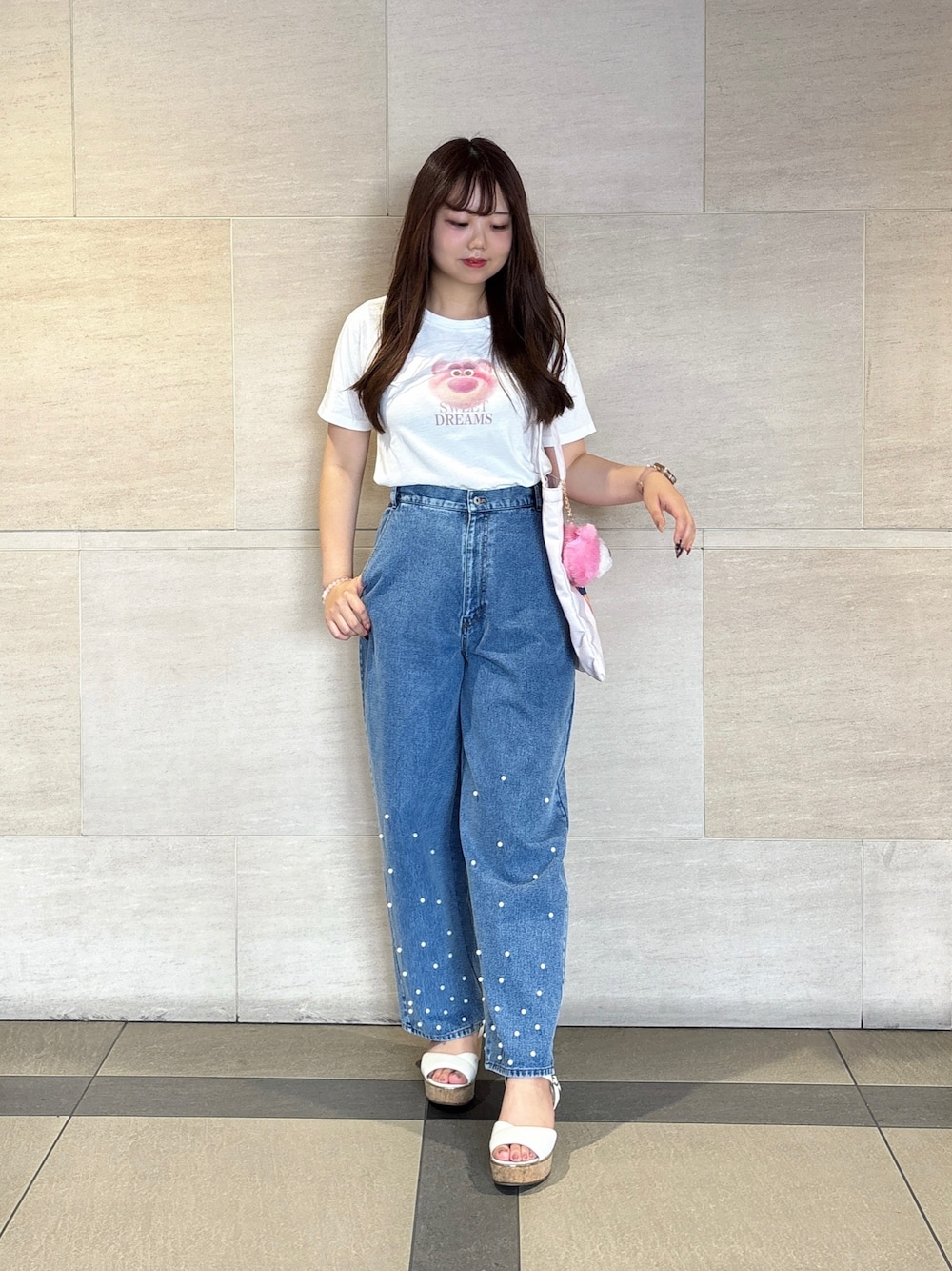 ブルー系のデニムパンツを着用したレディースの夏コーディネートの1枚目の写真