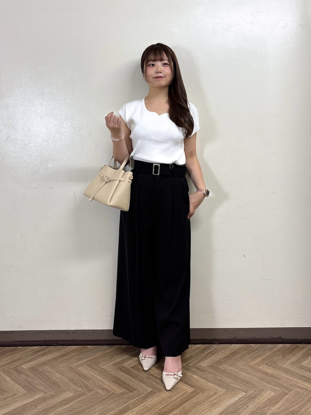 ホワイト系のニット/セーター、ブラック系のその他パンツを着用したレディースの夏コーディネートの1枚目の写真