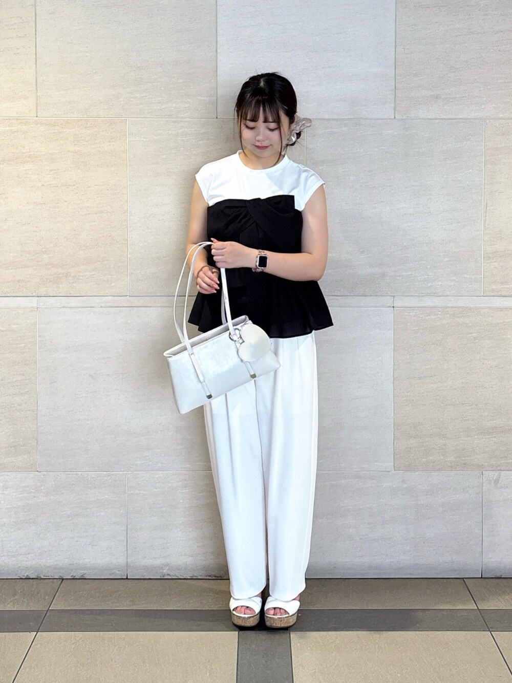 ブラック系のTシャツ/カットソー、ホワイト系のその他パンツ、ホワイト系のショルダーバッグを着用したレディースの夏コーディネートの1枚目の写真
