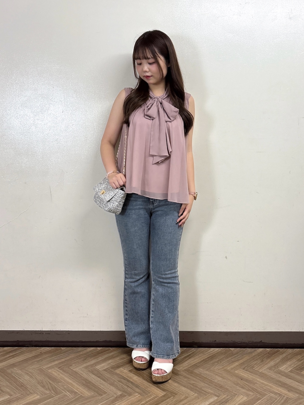 ブルー系のデニムパンツ、ピンク系のシャツ/ブラウスを着用したレディースの夏コーディネートの1枚目の写真