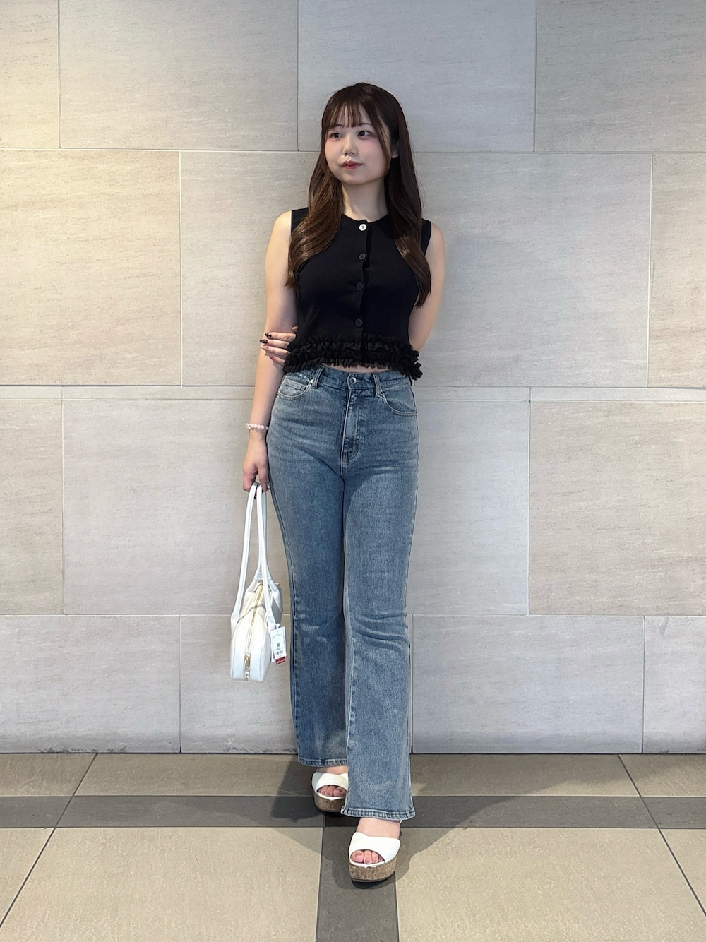 ブルー系のデニムパンツ、ブラック系のニット/セーターを着用したレディースの夏コーディネートの1枚目の写真