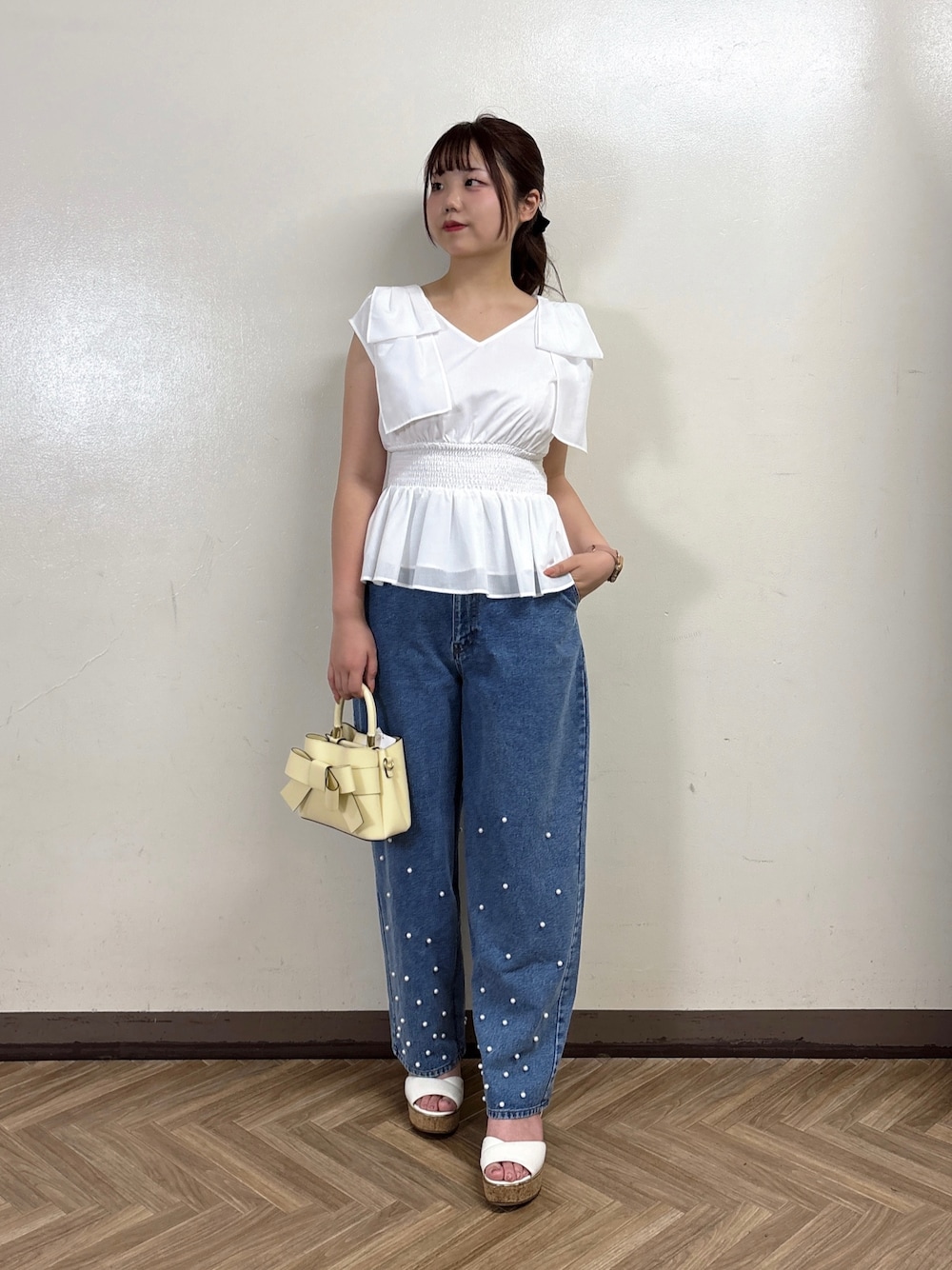ブルー系のデニムパンツ、ホワイト系のシャツ/ブラウスを着用したレディースの夏コーディネートの1枚目の写真