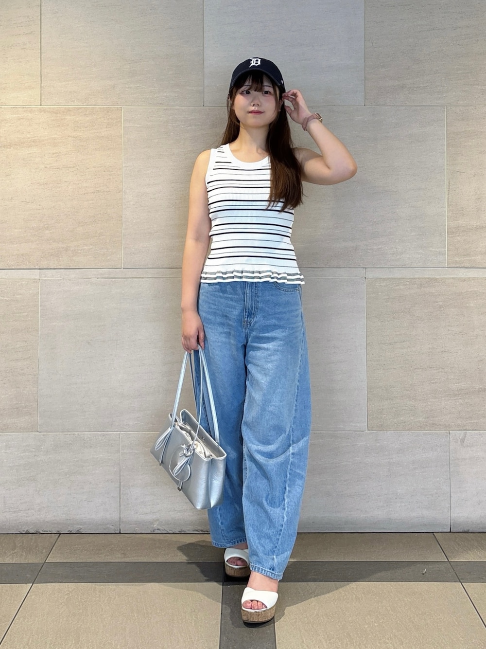 ブルー系のその他パンツ、ホワイト系のニット/セーターを着用したレディースの夏コーディネートの1枚目の写真