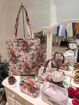 「LAURA ASHLEY（ローラアシュレイ）の【ジャカード／ギフトにおすすめ！】メアリーポート ブーケ柄 ミニボストン型 トートバッグ（トートバッグ、レッド系）」を使った、sugarさん（レディース・158cm）の冬コーディネート