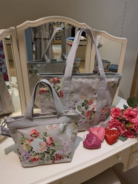 「LAURA ASHLEY（ローラアシュレイ）のローズモア柄 トートバッグ S（トートバッグ、グレー系）」を使った、sugarさん（レディース・158cm）の春コーディネート
