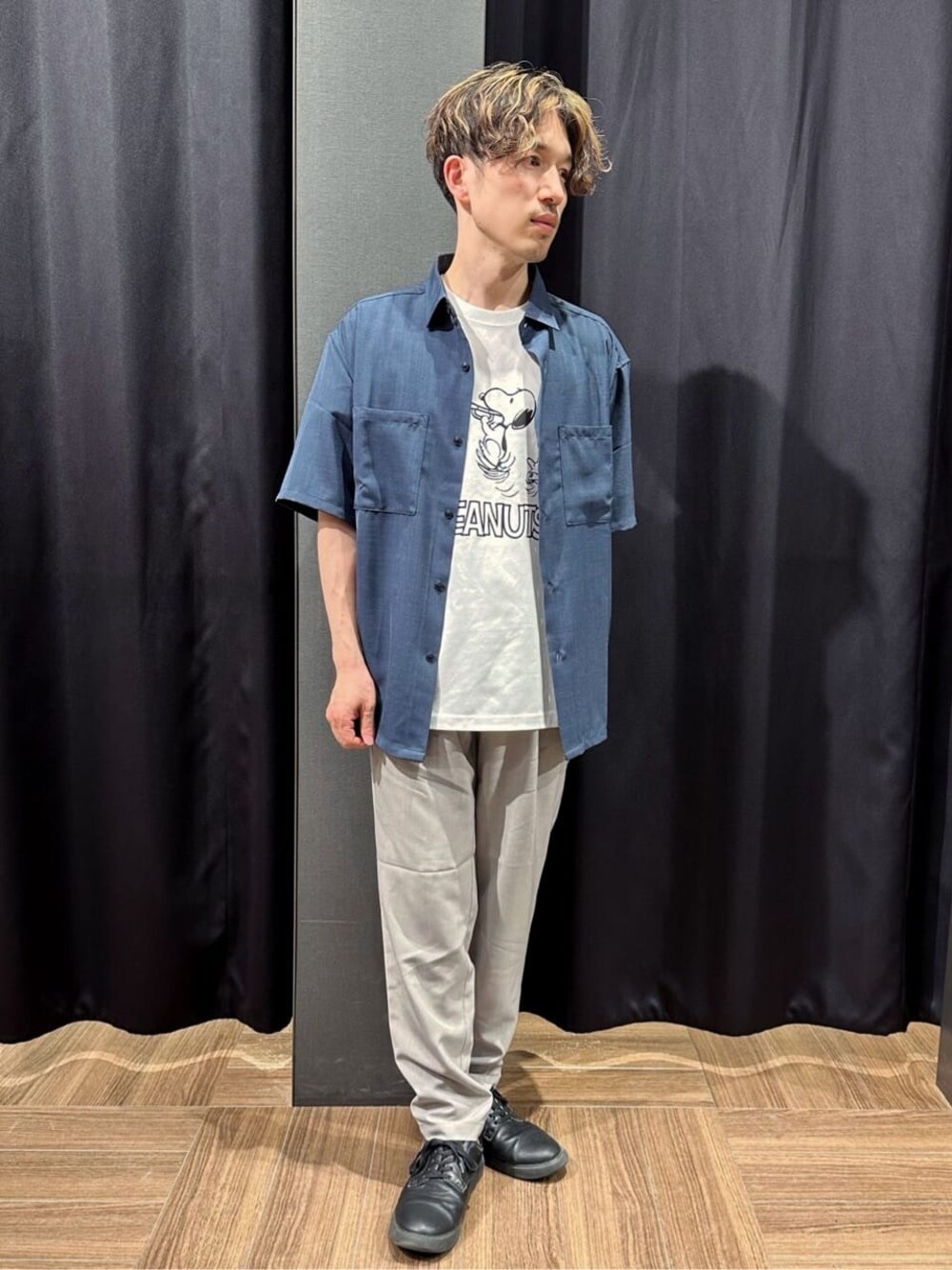 ブルー系のシャツ/ブラウス、ホワイト系のTシャツ/カットソー、グレー系のその他パンツを着用したメンズの春コーディネートの1枚目の写真