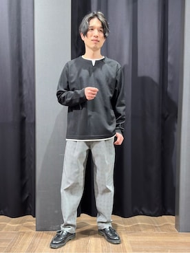 「THE SHOP TK （ザ ショップ ティーケー ）の【1枚で手抜きに見えない】キーネック フェイクレイヤード長袖Tシャツ（Tシャツ/カットソー、ブラック系）」を使った、tomoyaさん（メンズ・165cm）の春コーディネート