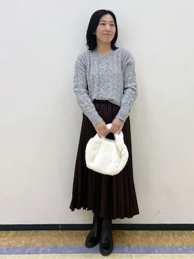 「index（インデックス）のラメ混ファンシーケーブルVネックニット【洗濯機OK】（ニット/セーター、グレー系）」を使った、su.さん（レディース・162cm）の冬コーディネート