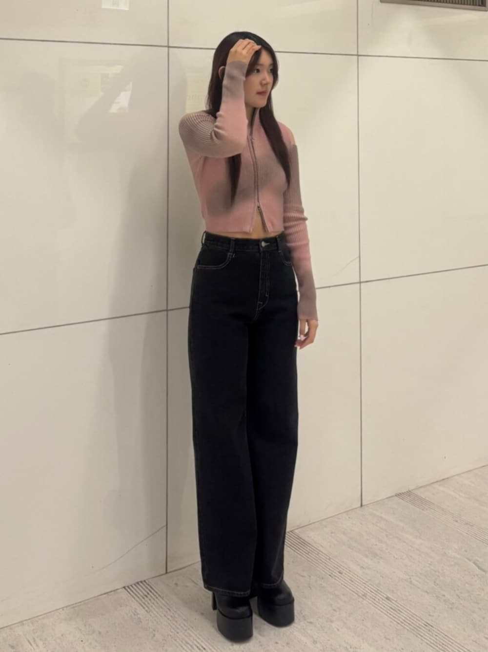 ブラック系のブーツ、ピンク系のニット/セーター、ブルー系のデニムパンツを着用したレディースの冬コーディネートの1枚目の写真