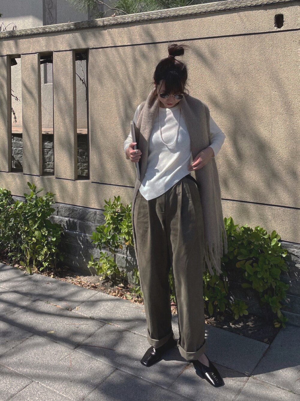 「ootd、laptop、apple、JILSANDER、united arrows、Onetone、scarf、ballet shoes」｜「UNITED ARROWSのUBCMD ADJUSTABLE PLA/PL ネックレス（ネックレス、ホワイト系）」を使った、W.さん（レディース・164cm）の春コーディネートの1枚目の写真