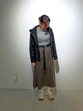 「リブニット」｜「アイテム（ライダースジャケット）」を使った、MANAさん（レディース・155cm）の秋コーディネート