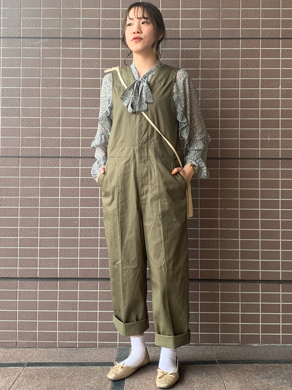 グリーン系のつなぎ/オールインワン、ゴールド系のバレエシューズを着用したレディースの春コーディネートの1枚目の写真
