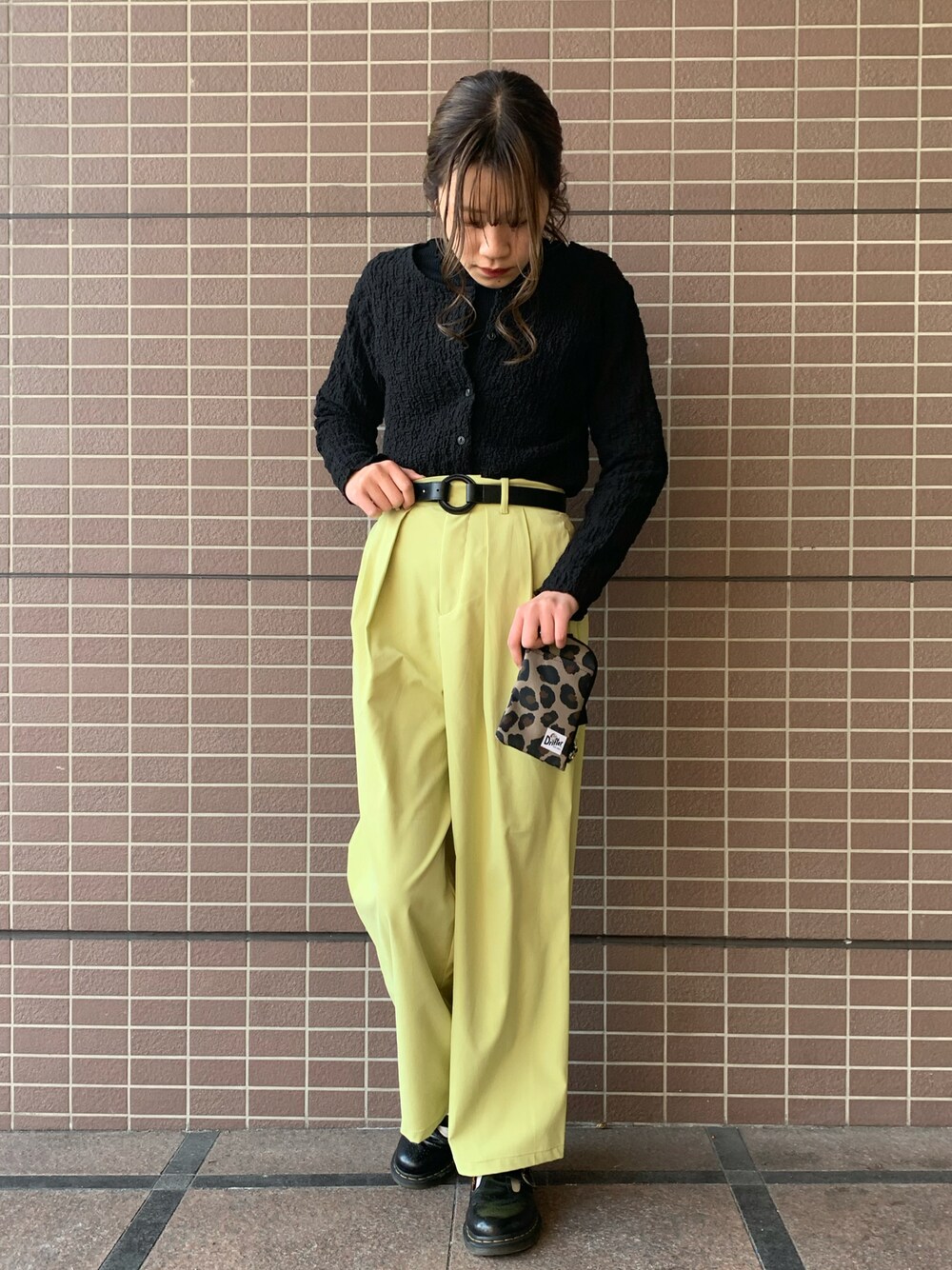 ブラック系のその他トップス、イエロー系のその他パンツ、ブラック系のローファーを着用したレディースの春コーディネートの1枚目の写真