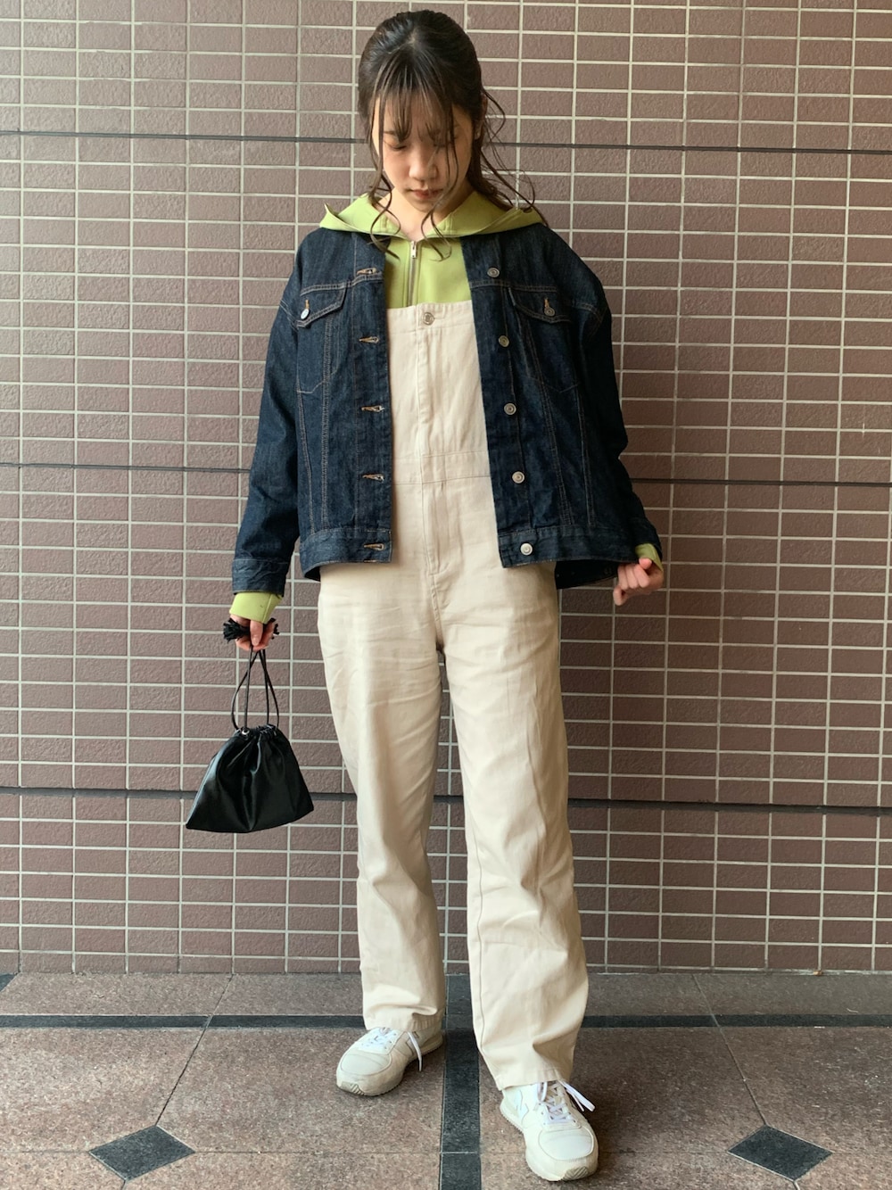 ブルー系のブルゾン、イエロー系のトップス、ベージュ系のサロペット/オーバーオールを着用したレディースの春コーディネートの1枚目の写真