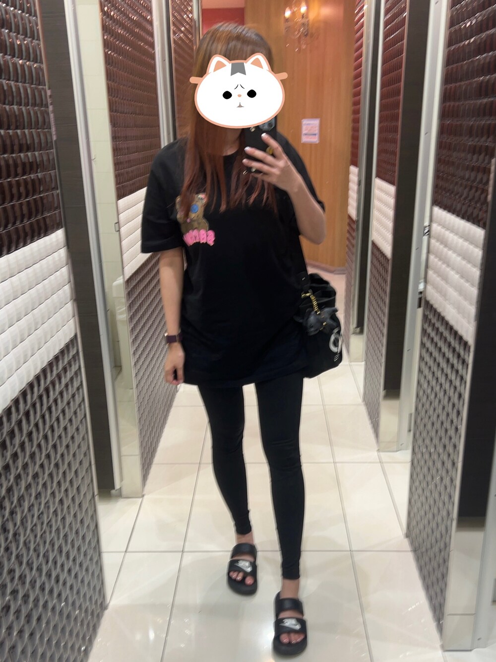 ブラック系のTシャツ/カットソー、ブラック系のサンダル、ブラック系のレギンス/スパッツを着用したレディースの夏コーディネートの1枚目の写真