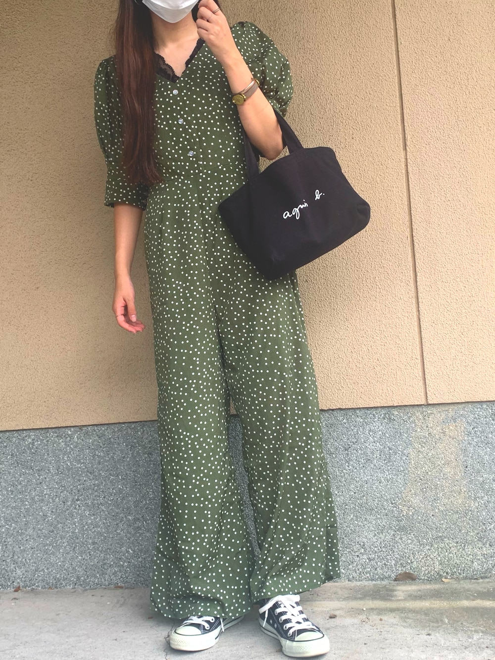 「休日スタイル、秋先取りコーデ、ゆるコーデ、パンツコーデ、ootd、トートバッグ、オールインワン、おしゃれさんと繋がりたい、いいね、save、フォローお願いします🤑」｜「agnes b.の【WEB限定】GO03-02 ロゴトートバッグ（トートバッグ、ブラック系）」を使った、kaegonさん（レディース・156cm）の秋コーディネートの1枚目の写真