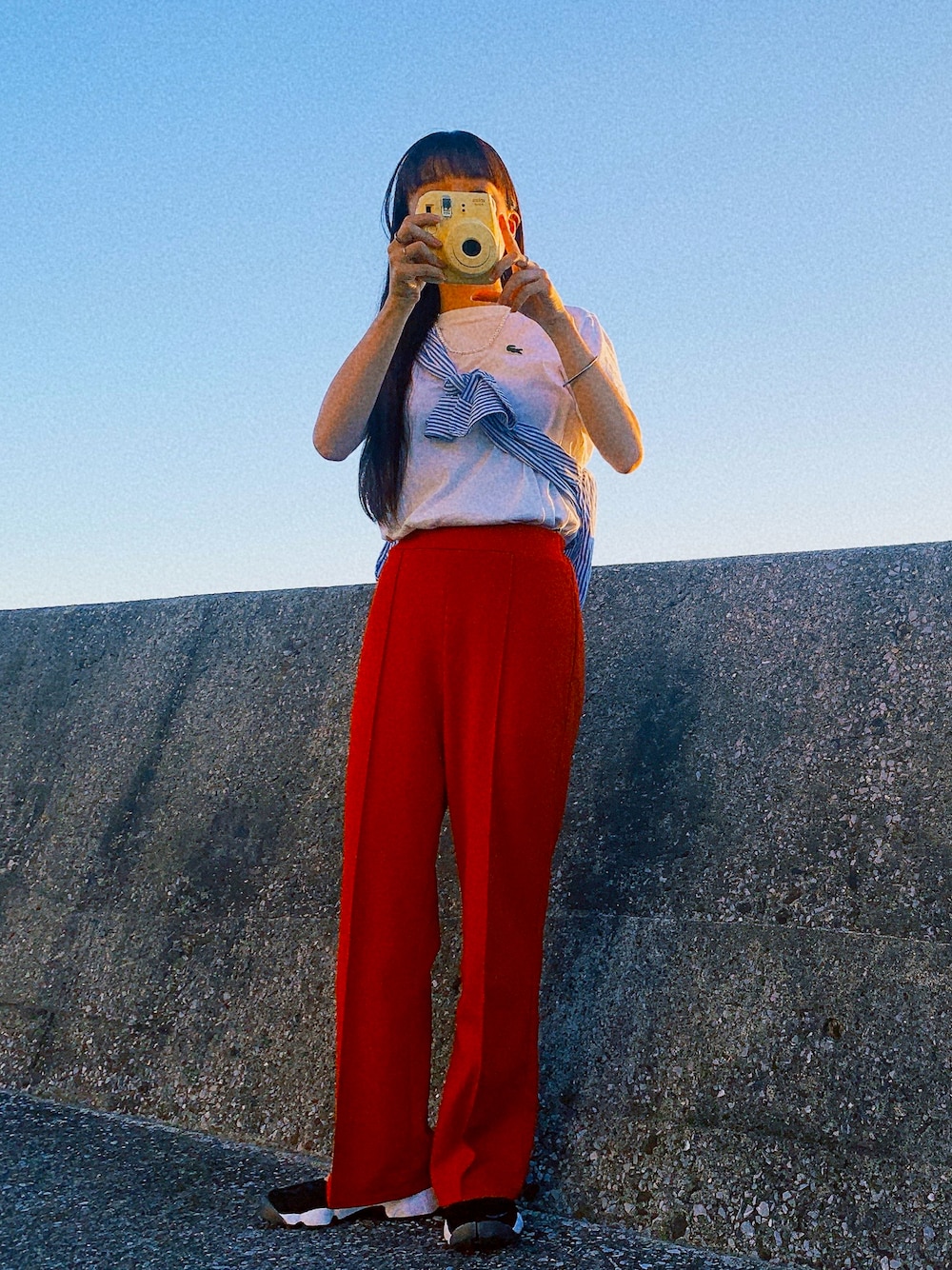 「カラーパンツ、赤、赤パンツ、ストライプ、ストライプシャツ、シャツアレンジ、シンプルコーデ、今日のコーデ、パンツスタイル、カジュアルコーデ」｜「NIKEのナイキ エア リフト ブリーズ ウィメンズシューズ / Nike Air Rift Breathe Women's Shoes 848386-001 Black（スニーカー、ブラック系）」を使った、kaegonさん（レディース・156cm）の夏コーディネートの1枚目の写真