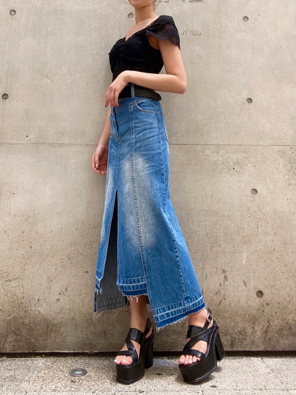 ブラック系のTシャツ/カットソー、ブルー系のデニムスカート、ブラック系のサンダルを着用したレディースの夏コーディネートの1枚目の写真