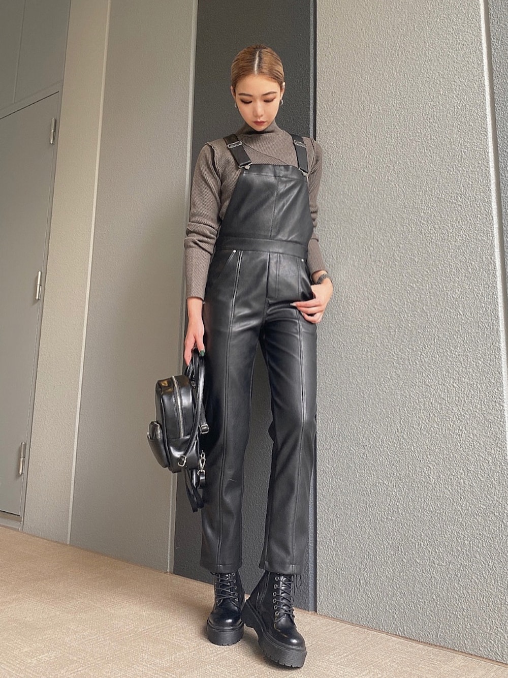 「ENVYM、秋のコーデ、秋冬コーデ、サロペット、レザーパンツ、レースアップブーツ、ブラックコーデ、パンツスタイル」｜「ENVYMのレザーライクサロペッット（つなぎ/オールインワン、ブラック系）」を使った、envym_sakuraさん（レディース・163cm）の秋コーディネートの1枚目の写真