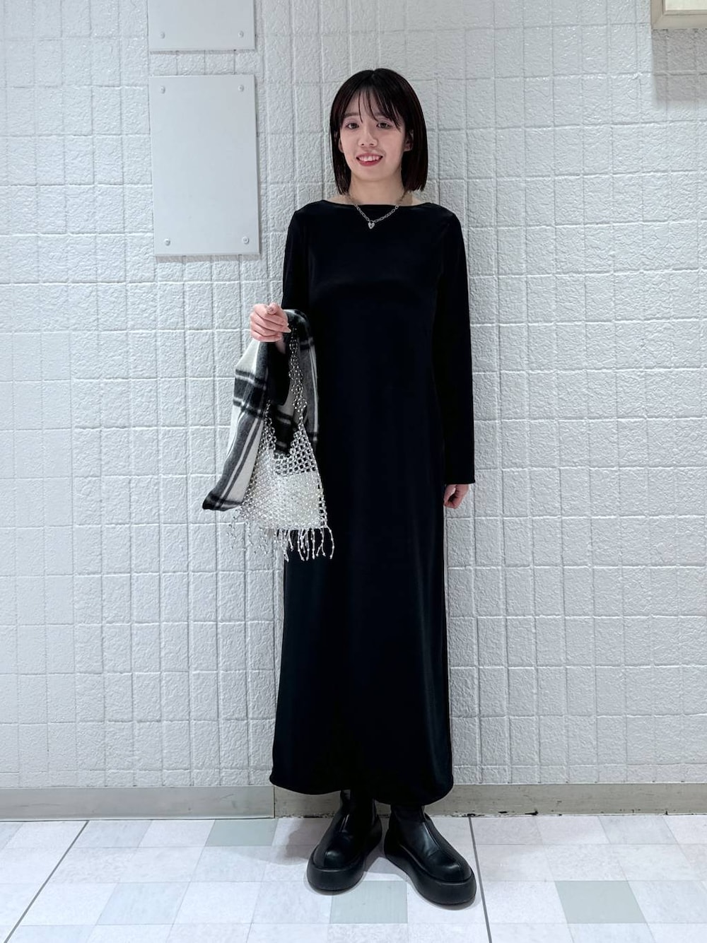 「休日コーデ、お仕事コーデ_apart by lowrys、高身長、apart by lowrys」｜「A part byのカシミヤウールチェックストール（ストール/ショール、グレー系）」を使った、あやなさん（レディース・165cm）の冬コーディネートの1枚目の写真