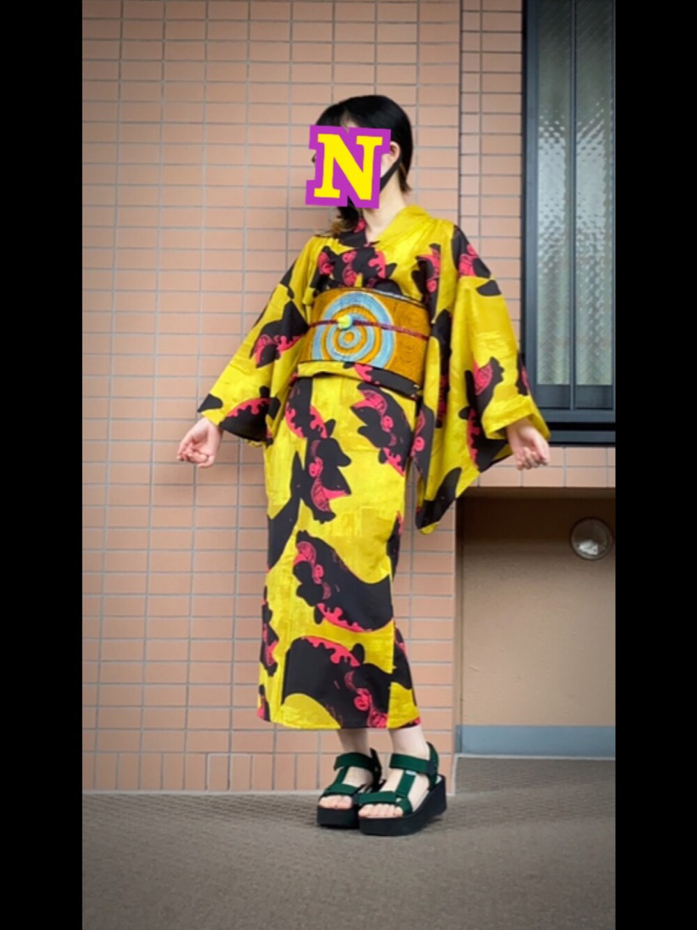 「浴衣、浴衣コーデ、おうち浴衣、鯨柄、原色、原色コーデ、帯結ばない帯結び」｜「モダンアンテナのwhale浴衣（浴衣、イエロー系）」を使った、mrs.nicolmicalsさん（レディース・154cm）の夏コーディネートの1枚目の写真