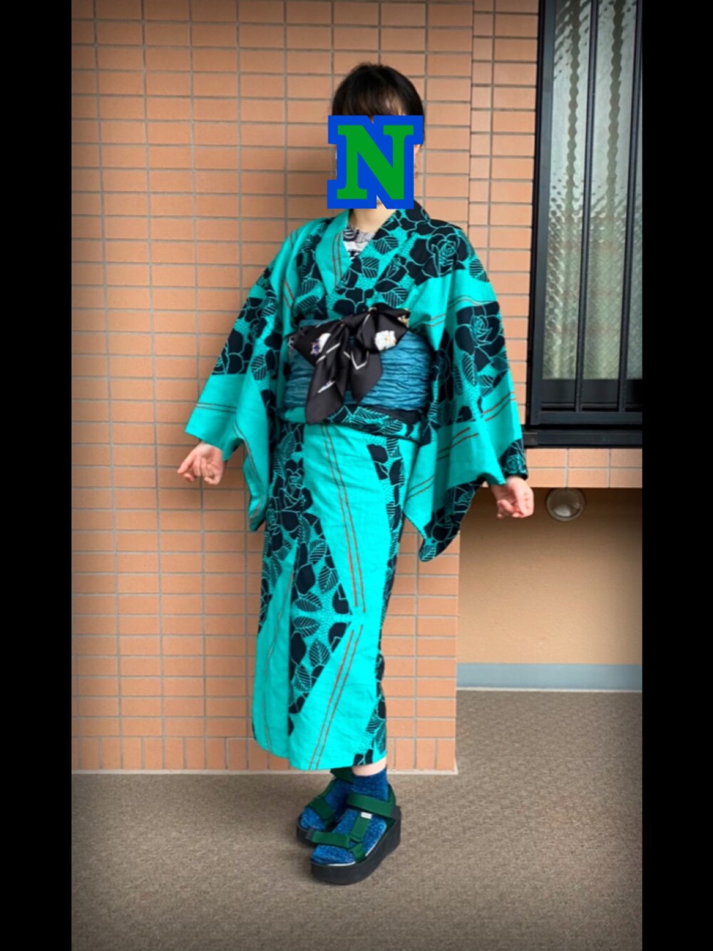 グレー系のTシャツ/カットソー、グリーン系のサンダル、グリーン系の浴衣を着用したレディースの夏コーディネートの1枚目の写真