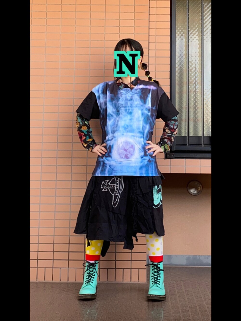 その他のシャツ/ブラウス、ブラック系のスカート、グリーン系のブーツを着用したレディースの冬コーディネートの1枚目の写真