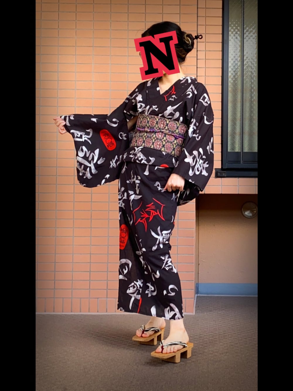 その他のサンダル、ブラック系の浴衣、ブラック系の和装小物を着用したレディースの夏コーディネートの1枚目の写真