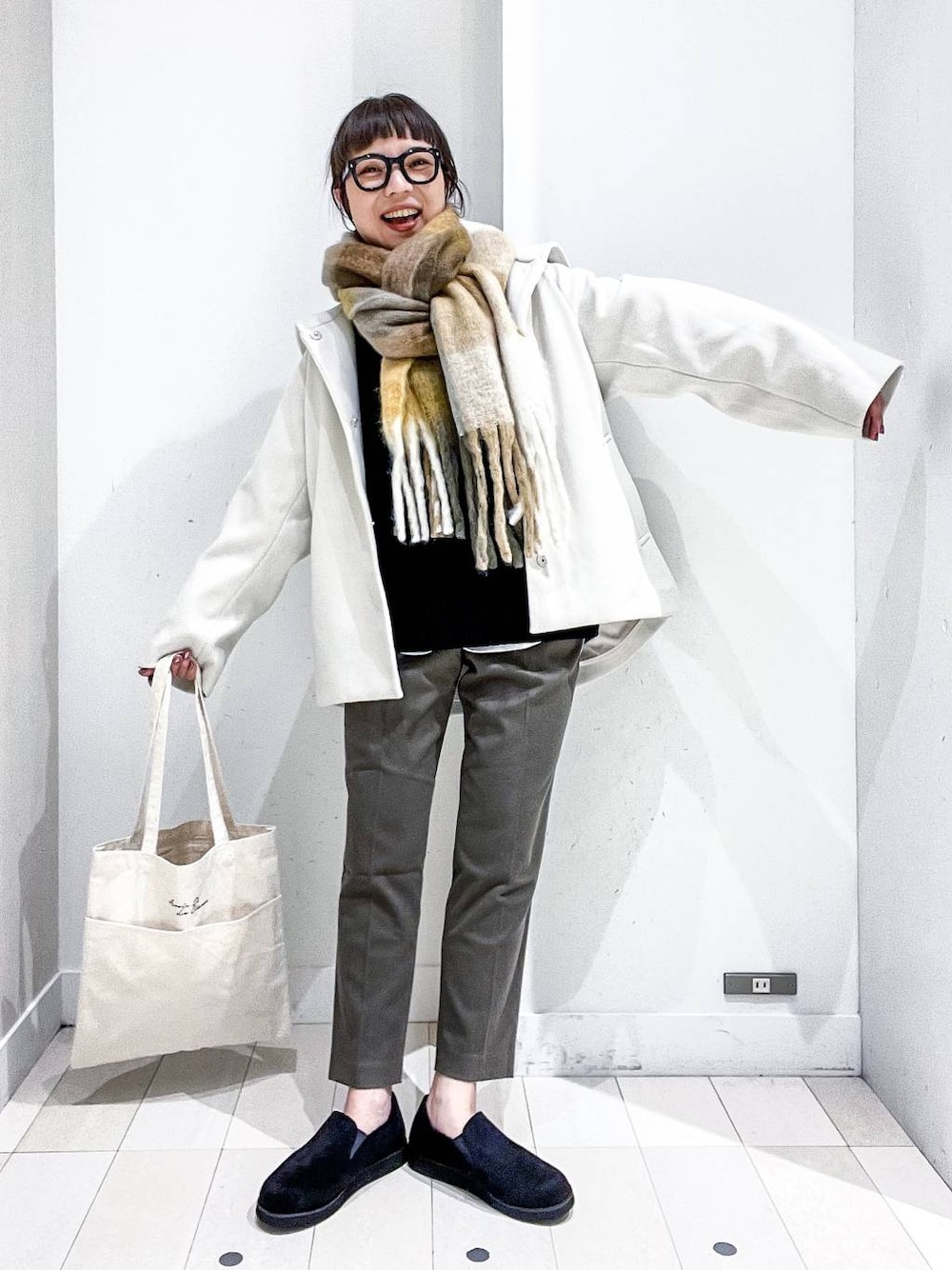 ホワイト系のトートバッグ、ホワイト系のその他アウター、その他のTシャツ/カットソーを着用したレディースの秋コーディネートの1枚目の写真