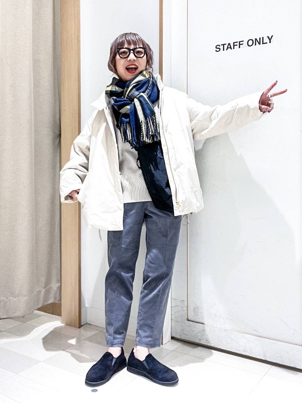 ホワイト系のブルゾン、ベージュ系のニット/セーター、ブルー系のその他パンツを着用したレディースの冬コーディネートの1枚目の写真