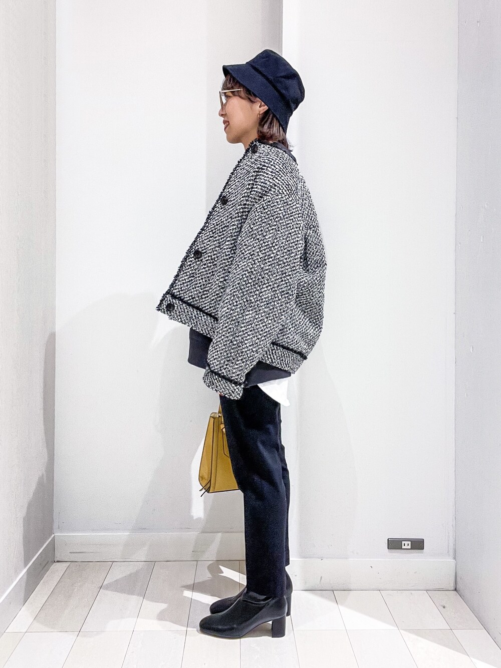 その他のブルゾン、グレー系のTシャツ/カットソー、ホワイト系のTシャツ/カットソーを着用したレディースの冬コーディネートの2枚目の写真