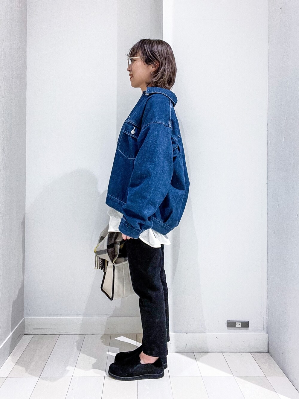 ブルー系のデニムジャケット、グレー系のTシャツ/カットソー、ホワイト系のTシャツ/カットソーを着用したレディースの冬コーディネートの3枚目の写真