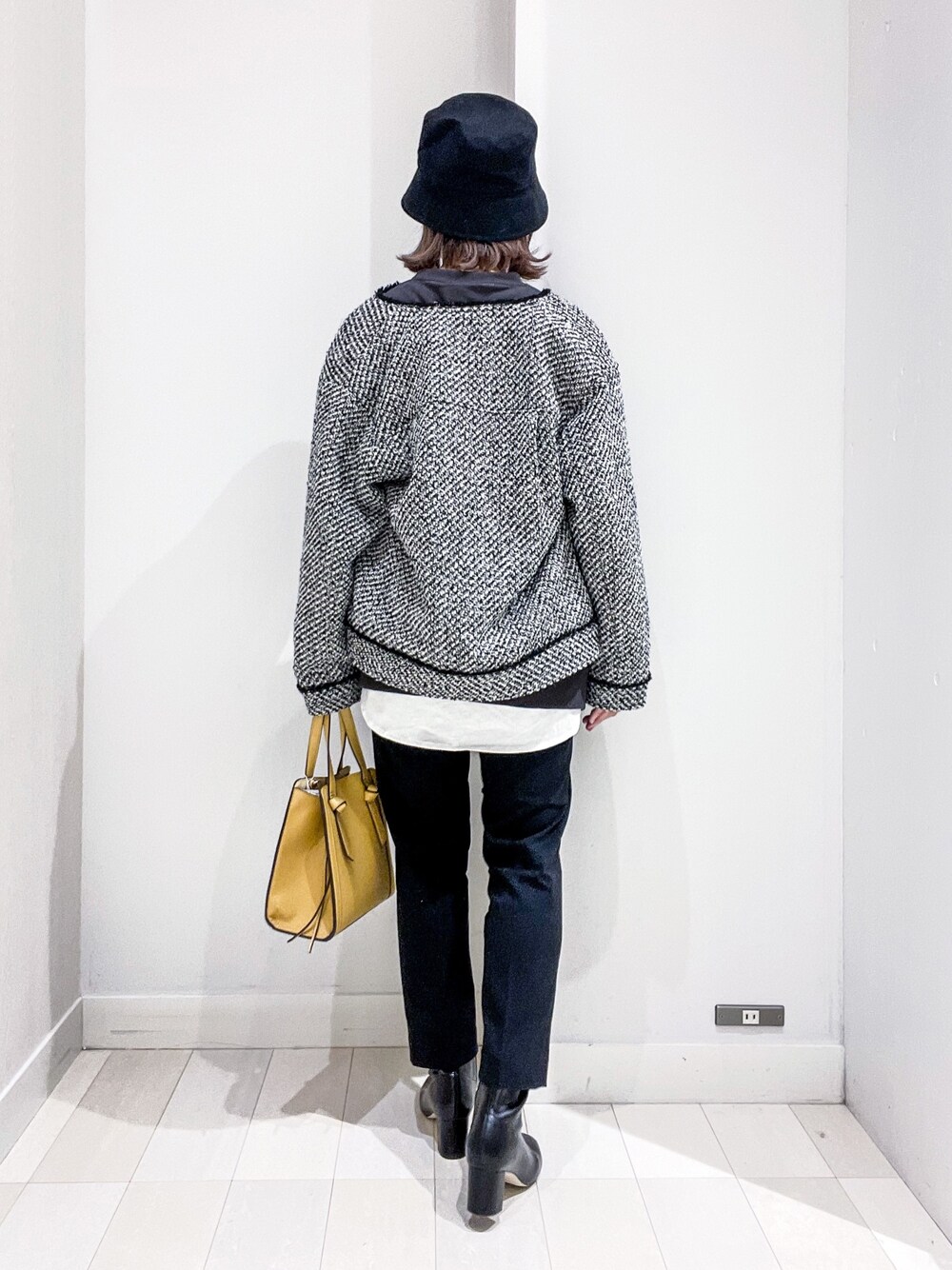 その他のブルゾン、グレー系のTシャツ/カットソー、ホワイト系のTシャツ/カットソーを着用したレディースの冬コーディネートの3枚目の写真