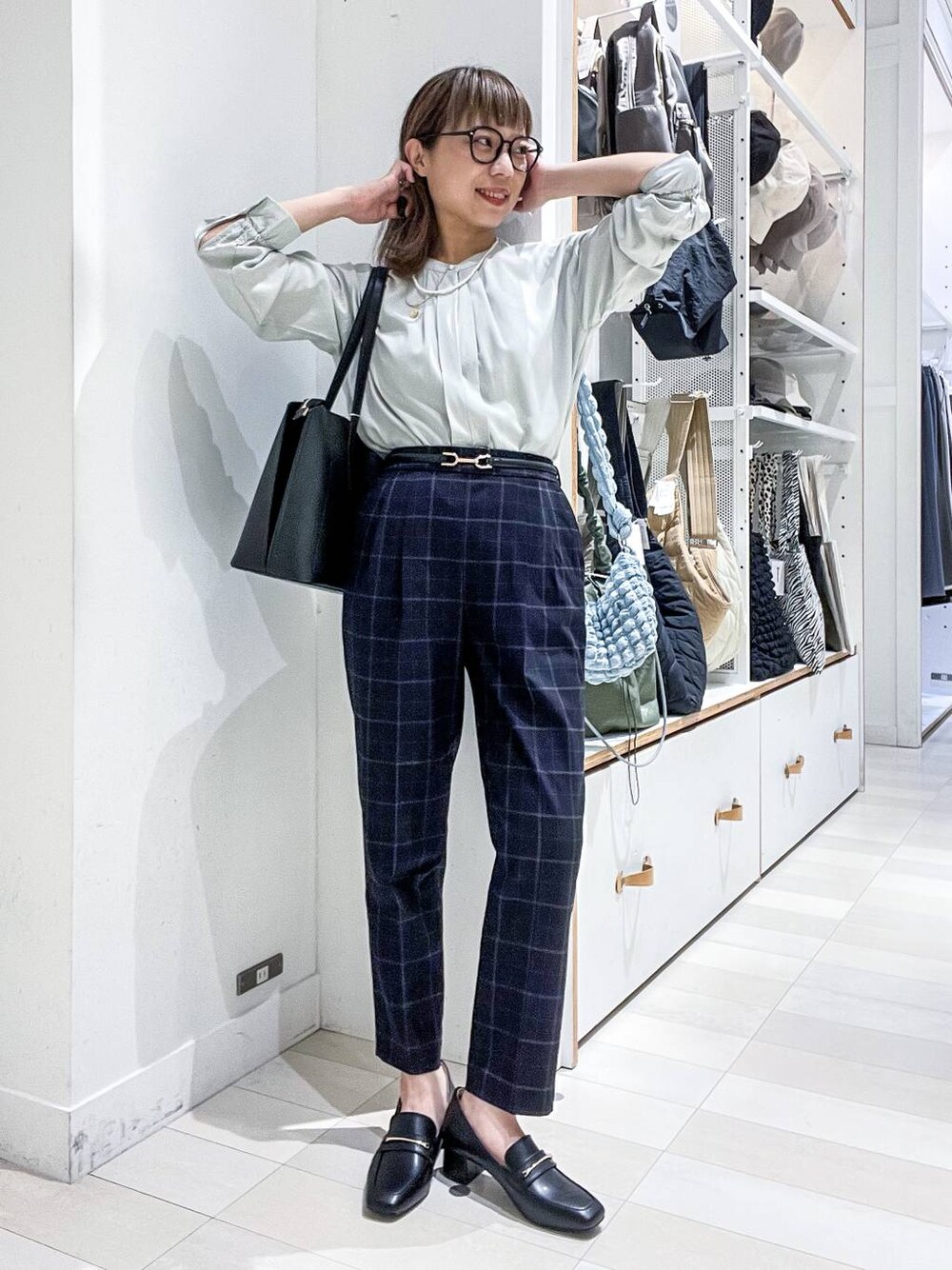 ブルー系のその他パンツ、グリーン系のシャツ/ブラウス、ブラック系のトートバッグを着用したレディースの夏コーディネートの1枚目の写真