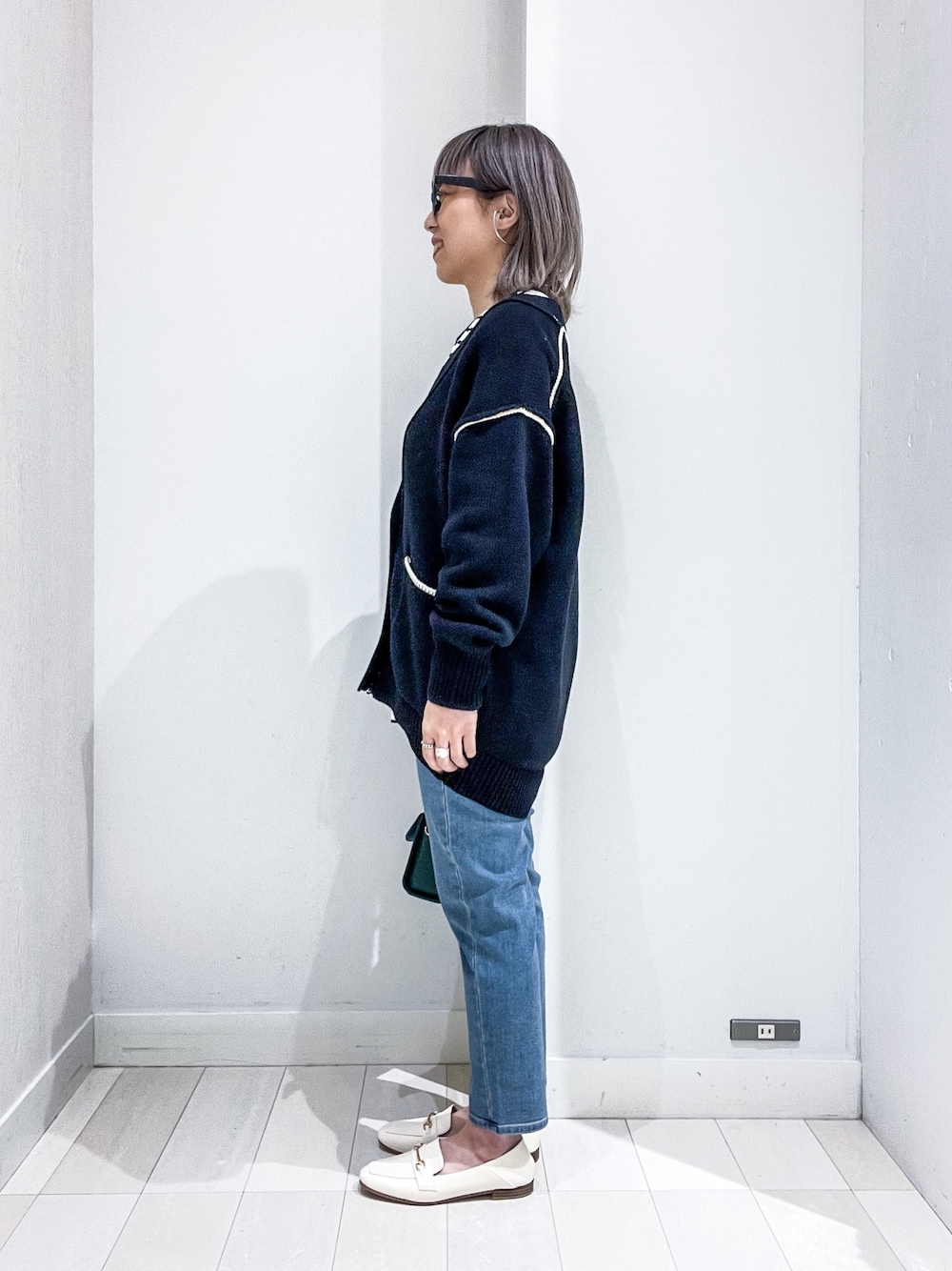 その他のTシャツ/カットソー、ブラック系のカーディガン/ボレロ、ブルー系のデニムパンツを着用したレディースの冬コーディネートの3枚目の写真