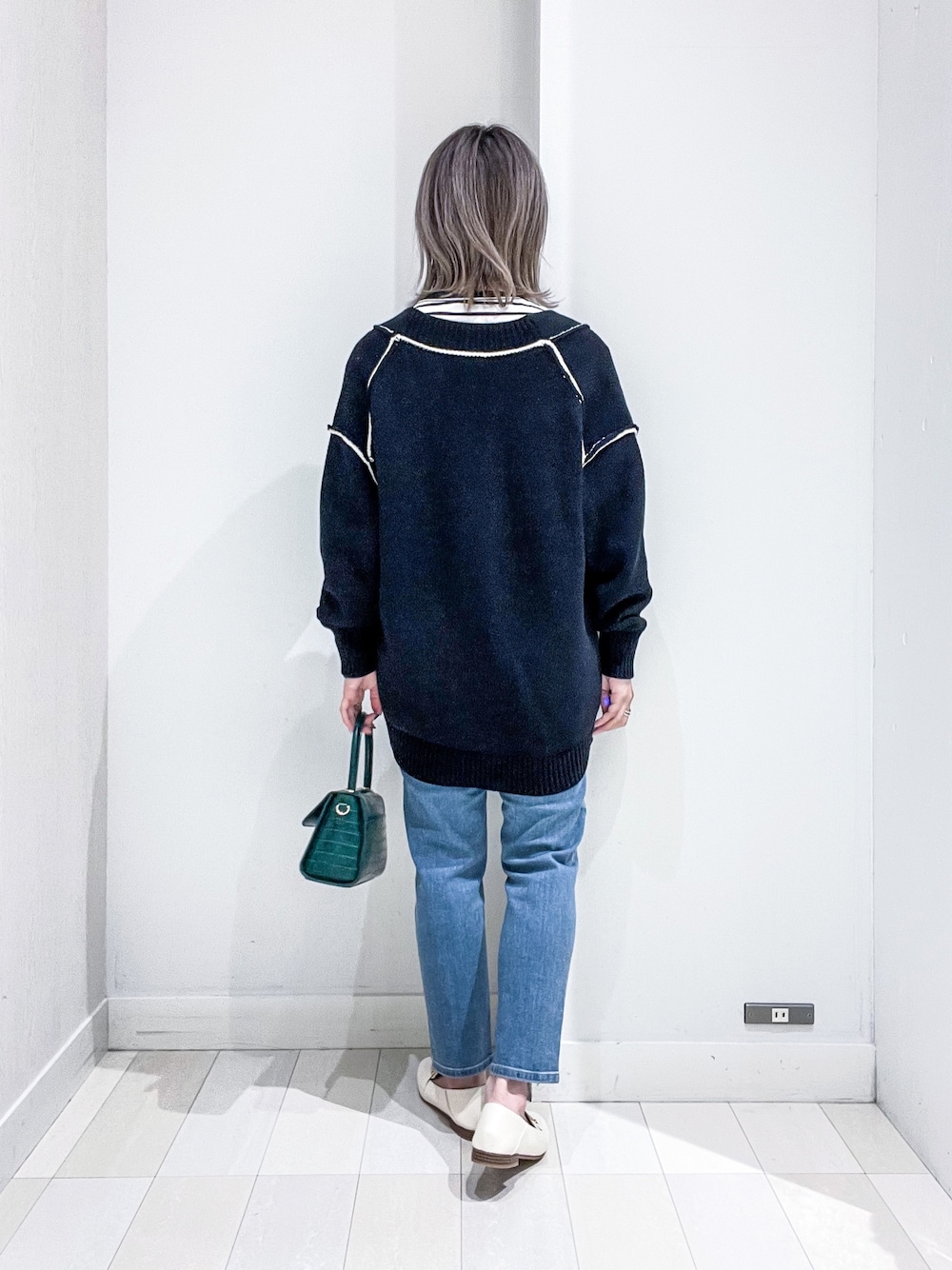 その他のTシャツ/カットソー、ブラック系のカーディガン/ボレロ、ブルー系のデニムパンツを着用したレディースの冬コーディネートの4枚目の写真