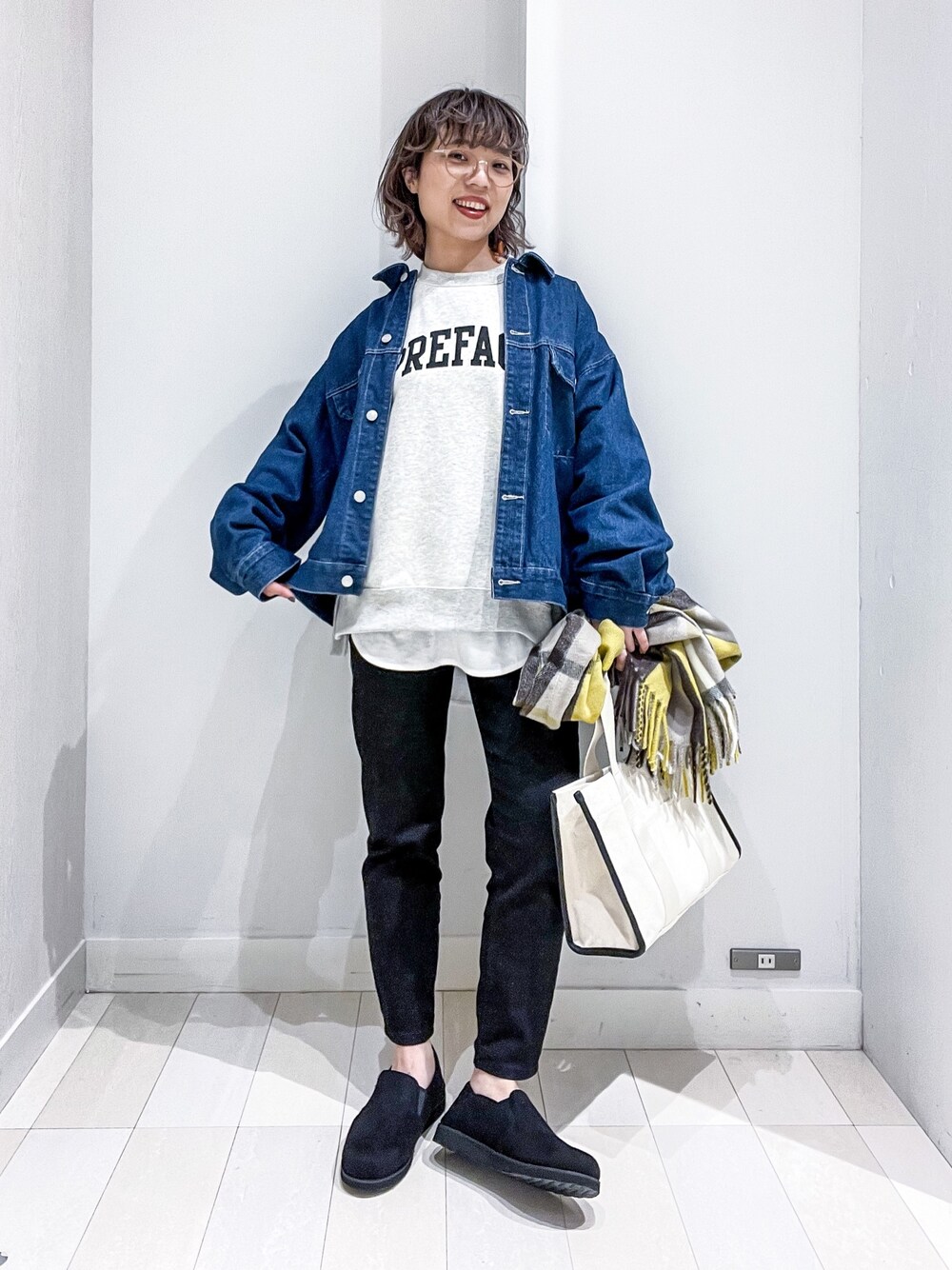 ブルー系のデニムジャケット、グレー系のTシャツ/カットソー、ホワイト系のTシャツ/カットソーを着用したレディースの冬コーディネートの2枚目の写真