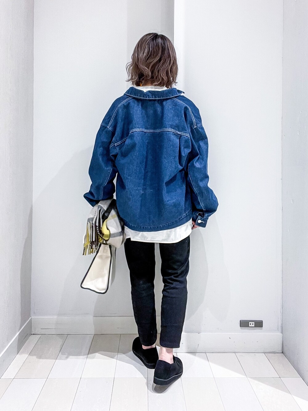 ブルー系のデニムジャケット、グレー系のTシャツ/カットソー、ホワイト系のTシャツ/カットソーを着用したレディースの冬コーディネートの4枚目の写真