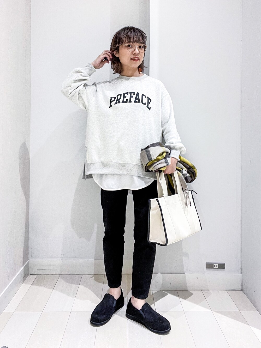 ブルー系のデニムジャケット、グレー系のTシャツ/カットソー、ホワイト系のTシャツ/カットソーを着用したレディースの冬コーディネートの5枚目の写真