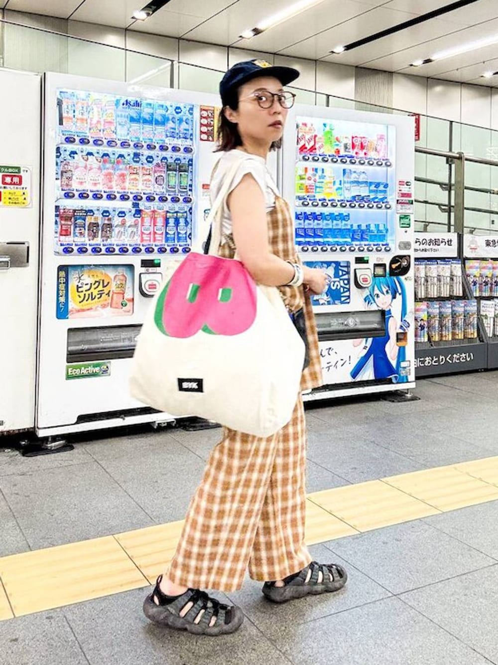 ホワイト系のTシャツ/カットソーを着用したレディースの夏コーディネートの1枚目の写真