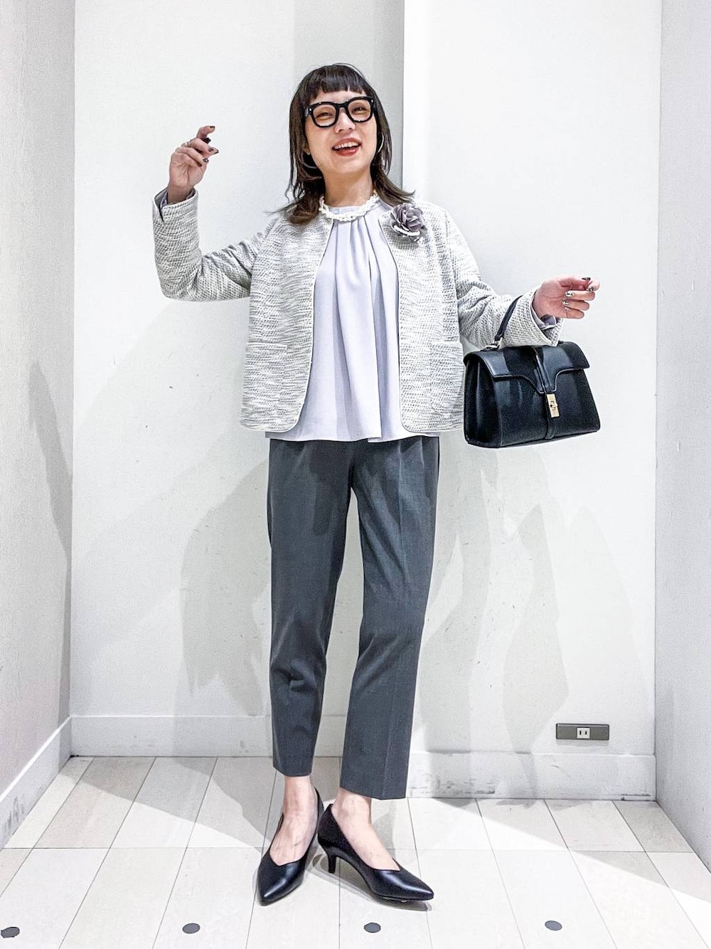 「体型カバー、きれいめ、ジャケット、テーパードパンツ、ブラウス、GLOBAL WORK、入学式・卒業式、着痩せ・細見え、春コーデ、パンプス、トートバッグ、メガネ」｜「GLOBAL WORKのらくッションパンプス/MATINEE　LINE/157696（パンプス、ブラック系）」を使った、バヤコさん（レディース・161cm）の冬コーディネートの1枚目の写真