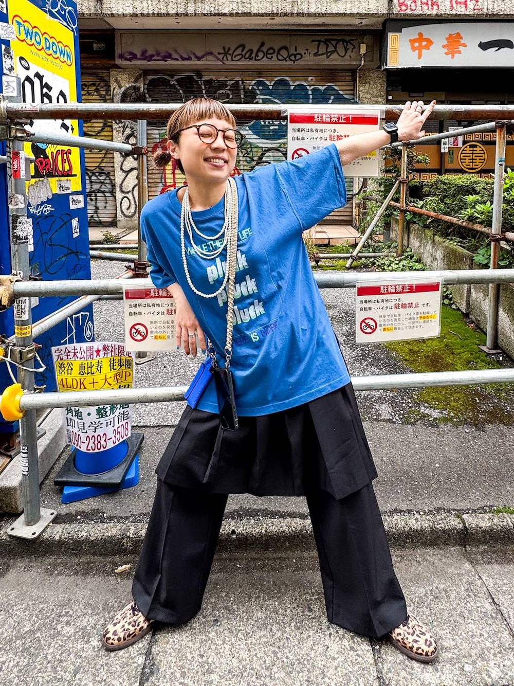 その他のスニーカー、ブラック系のその他パンツ、ブルー系のTシャツ/カットソーを着用したレディースの春コーディネートの1枚目の写真